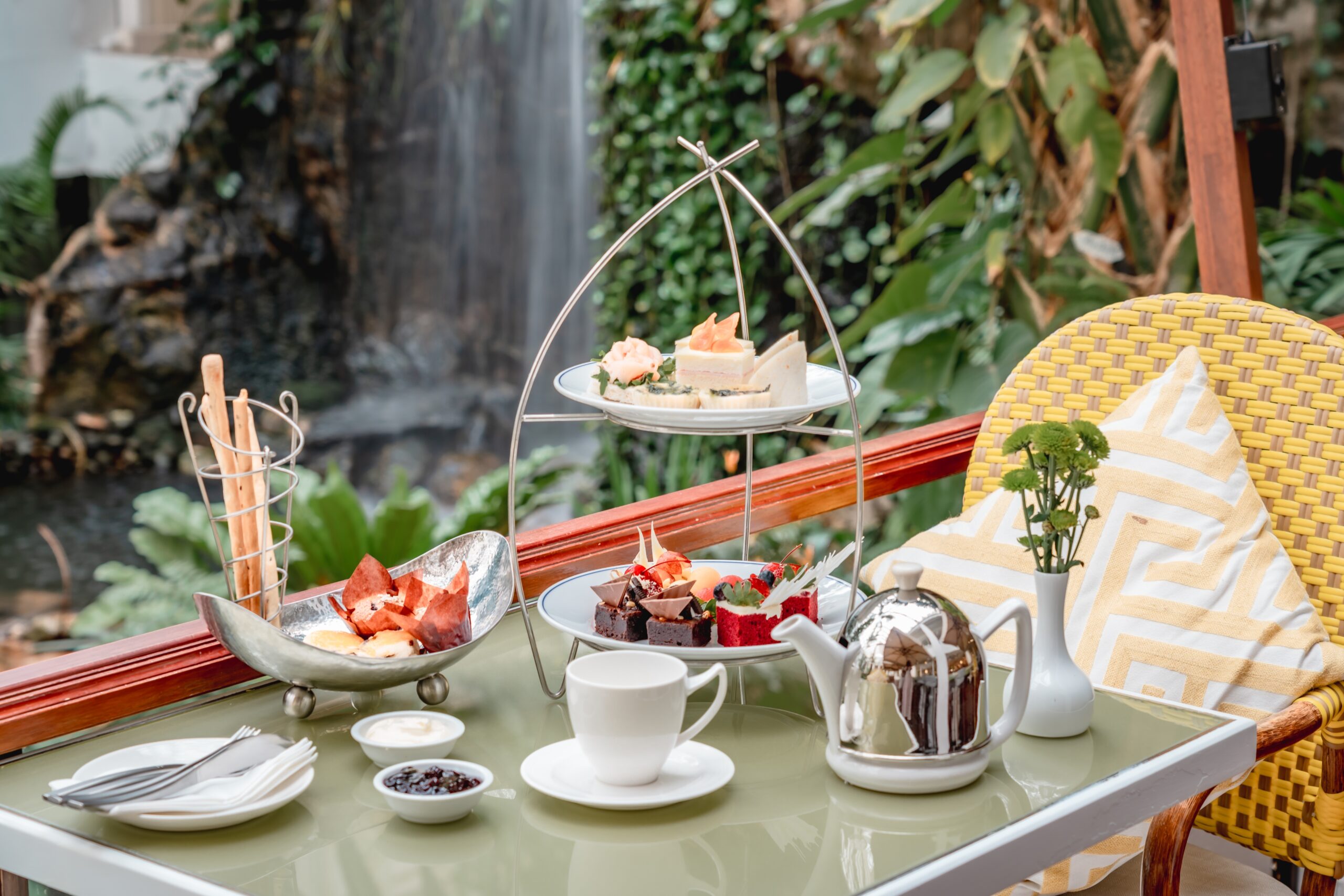 Iltapäiväteetä varten katettu pöytä.