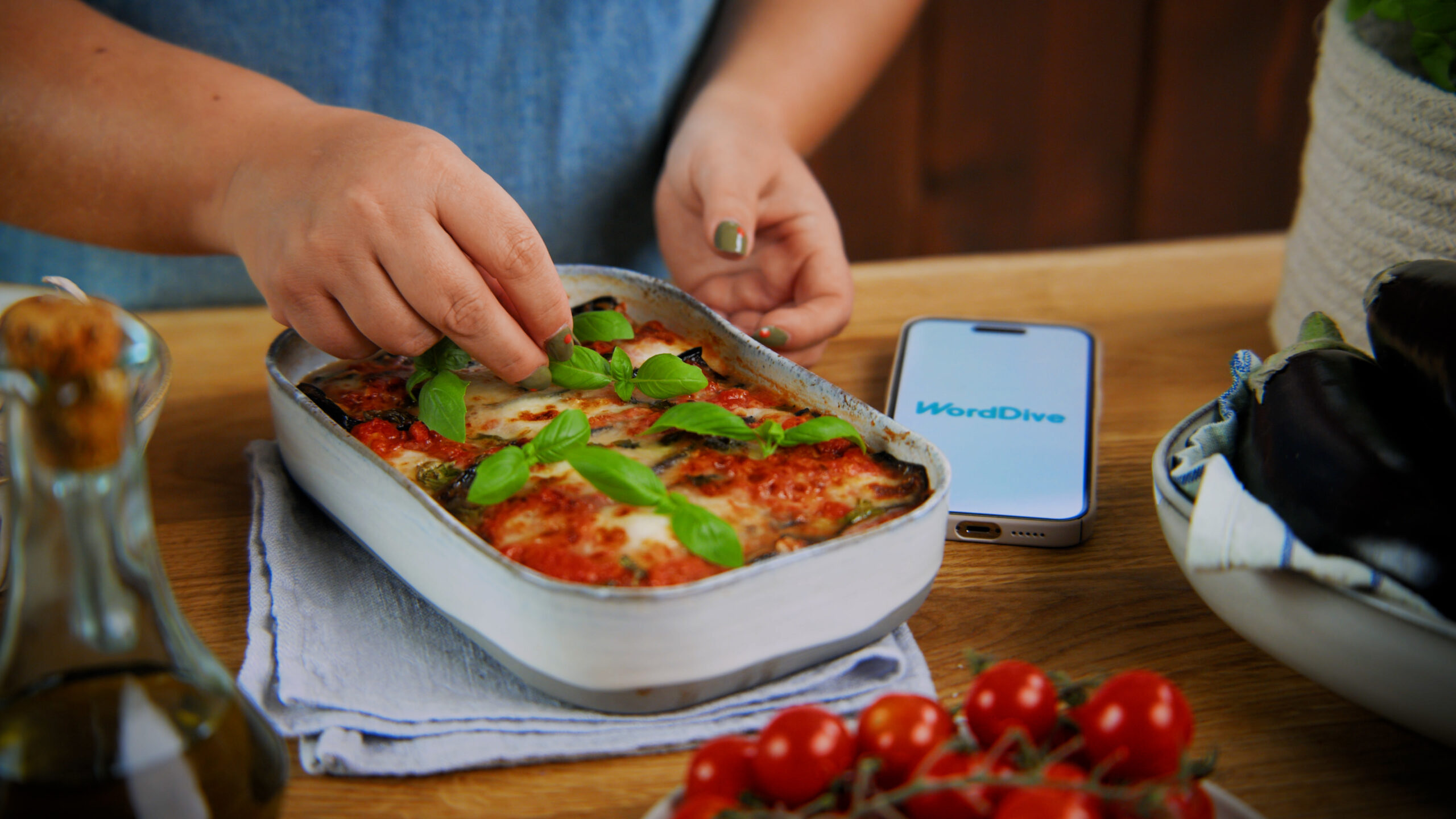 Kuva valmiista lasagnevuoasta, jonka päälle laitetaan basilikaa.